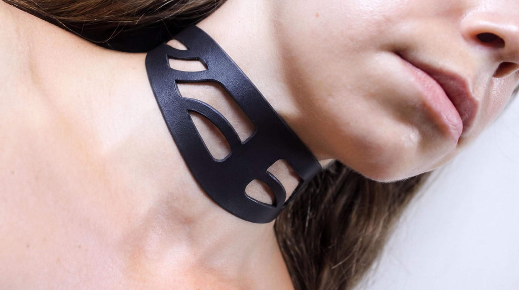 Productfoto: Opengewerkte choker van Italiaans leer