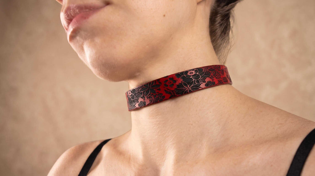 Leren choker met bloemenmotief