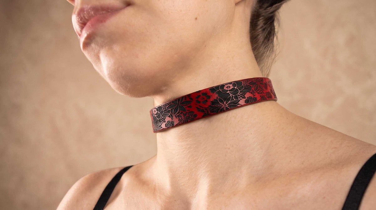 Leren choker met bloemenmotief