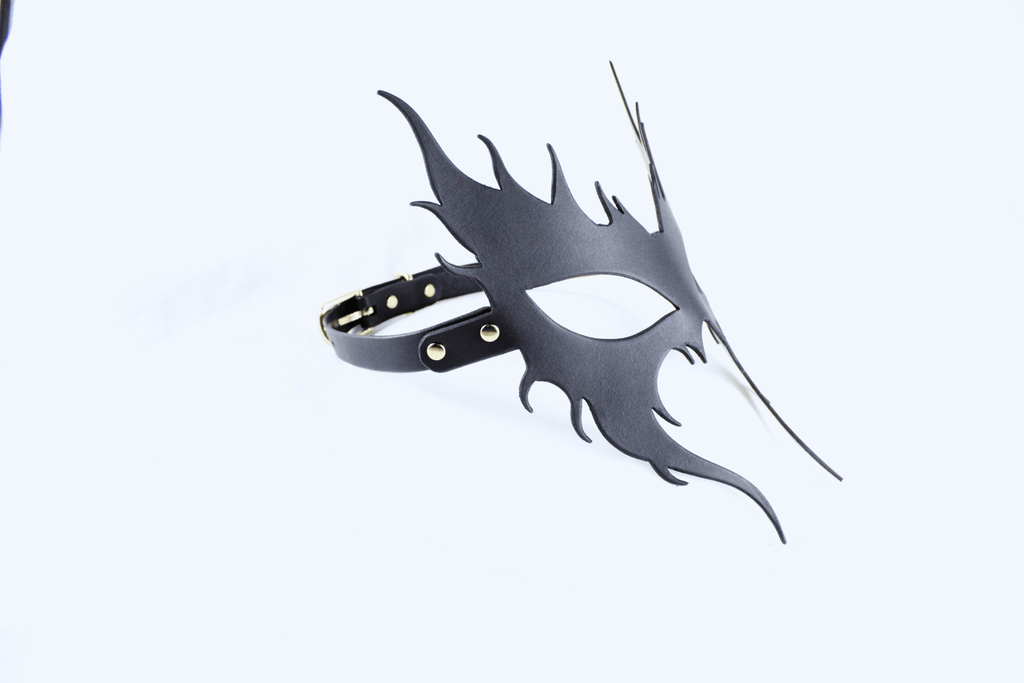Leren masker met vlammenpatroon