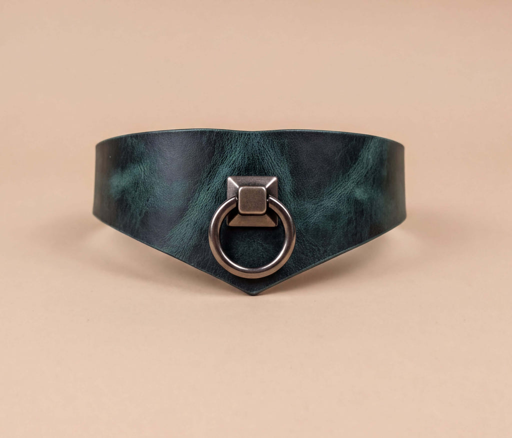 Leren choker met metalen ring – Puntvormig model
