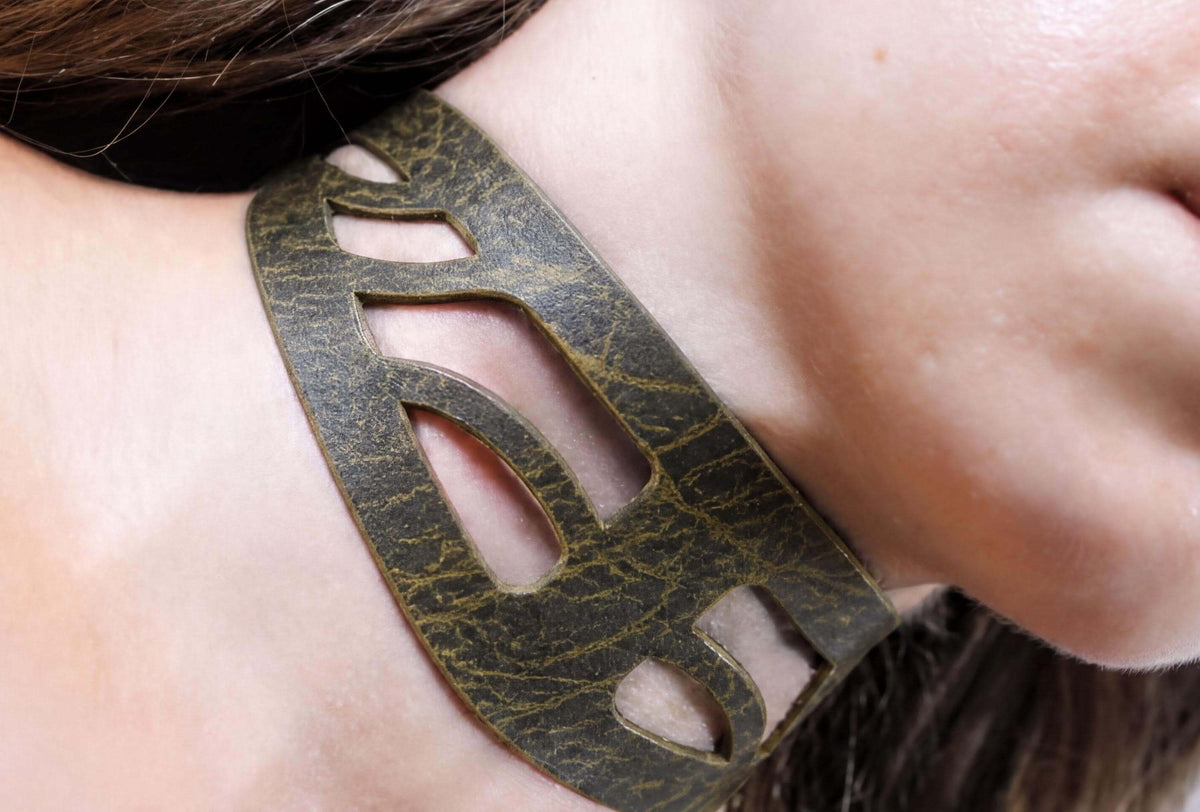 Opengewerkte choker van Italiaans leer