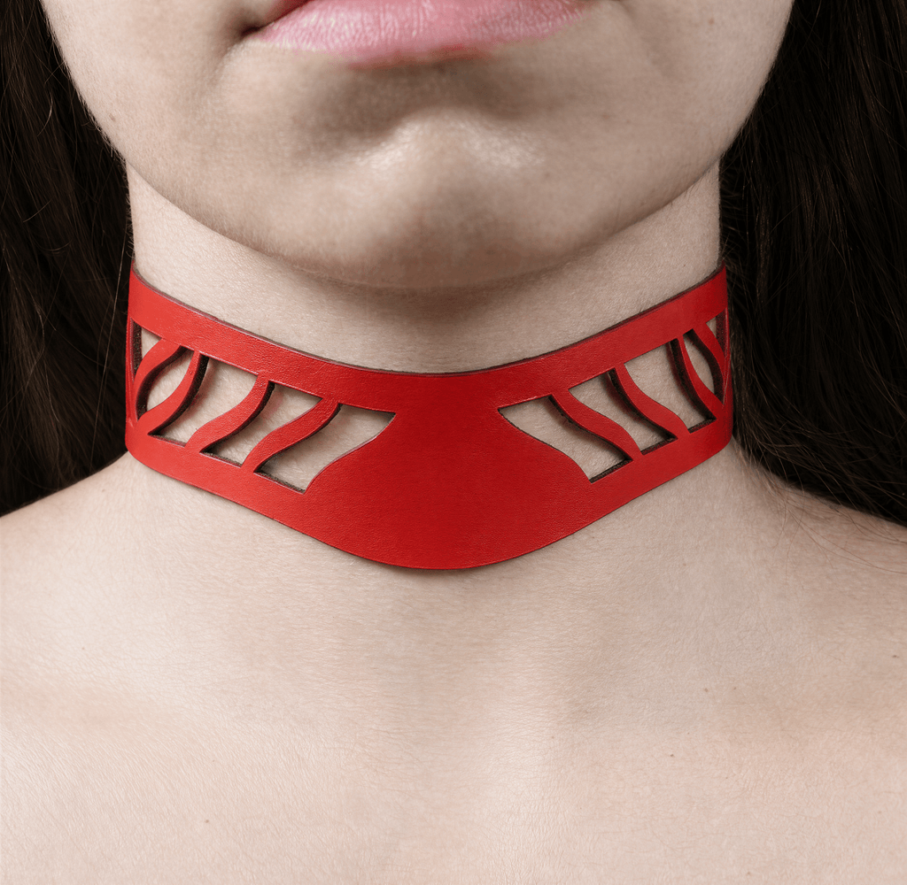 Leren halsband met opengewerkt patroon
