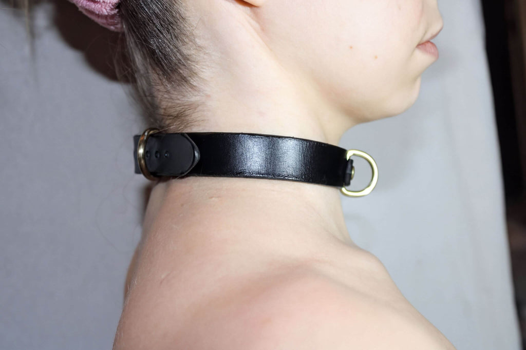 Minimalistische leren halsband met D-ringen