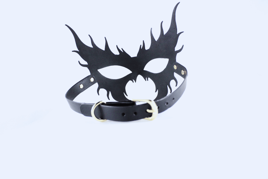 Leren masker met vlammenpatroon