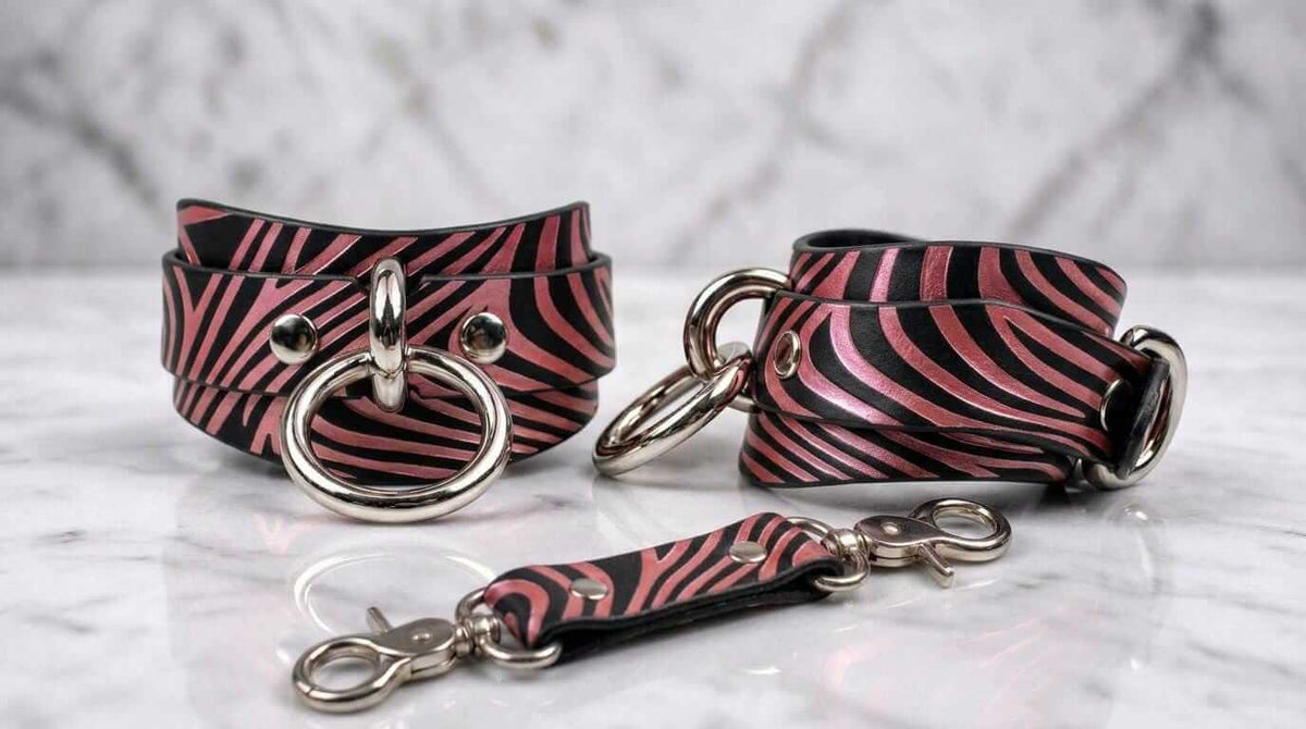 Productfoto: Leren polsboeien met abstract golfmotief