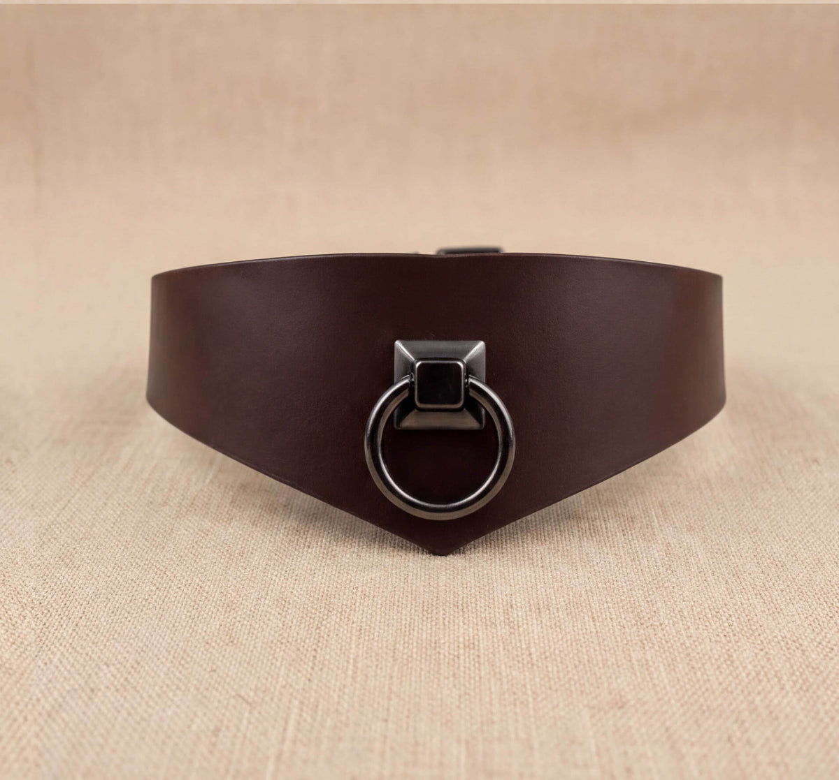 Leren choker met metalen ring – Puntvormig model