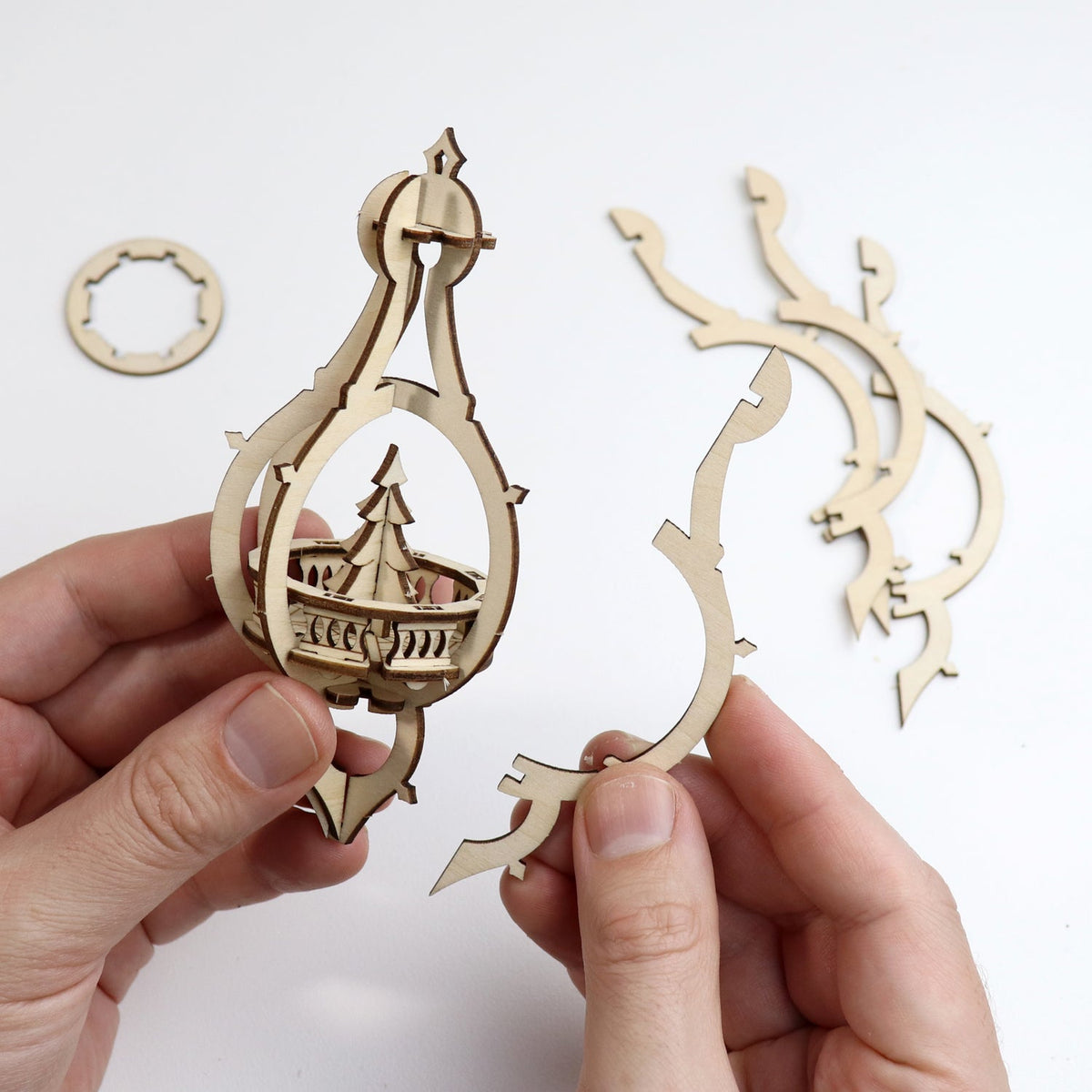 Houten kerstboomhangers bouwpakket – set van 3 | Happy Holidays