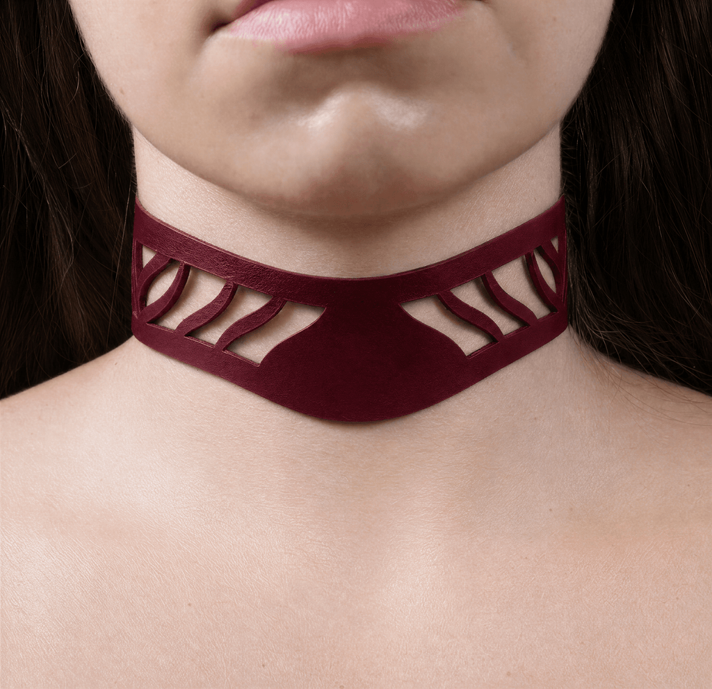 Leren halsband met opengewerkt patroon