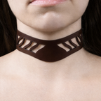 Leren halsband met opengewerkt patroon