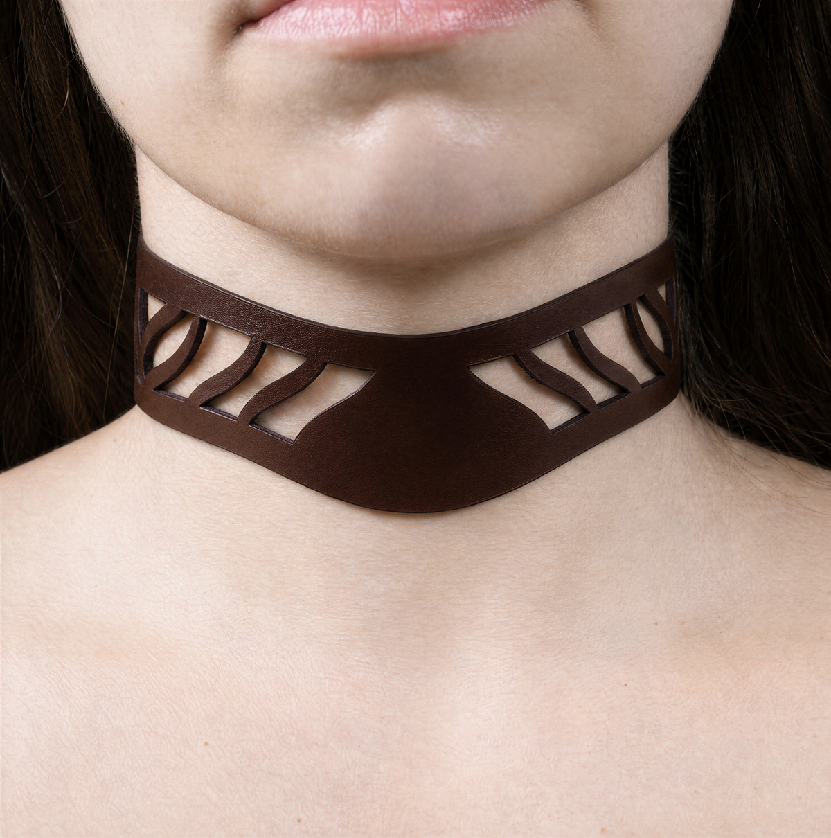 Leren halsband met opengewerkt patroon