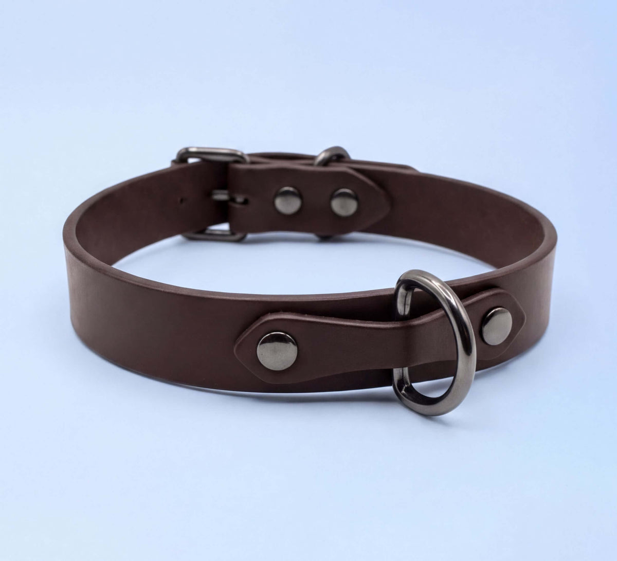 Productfoto: Minimalistische leren halsband met D-ringen