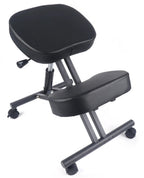 Zwarte ergonomische kniestoel met leren kussens en een hefboom voor hoogteverstelling.