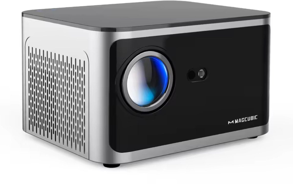Zilverkleurige Magcubic 4K projector met een zwarte voorkant en ventilatieroosters aan de zijkant.