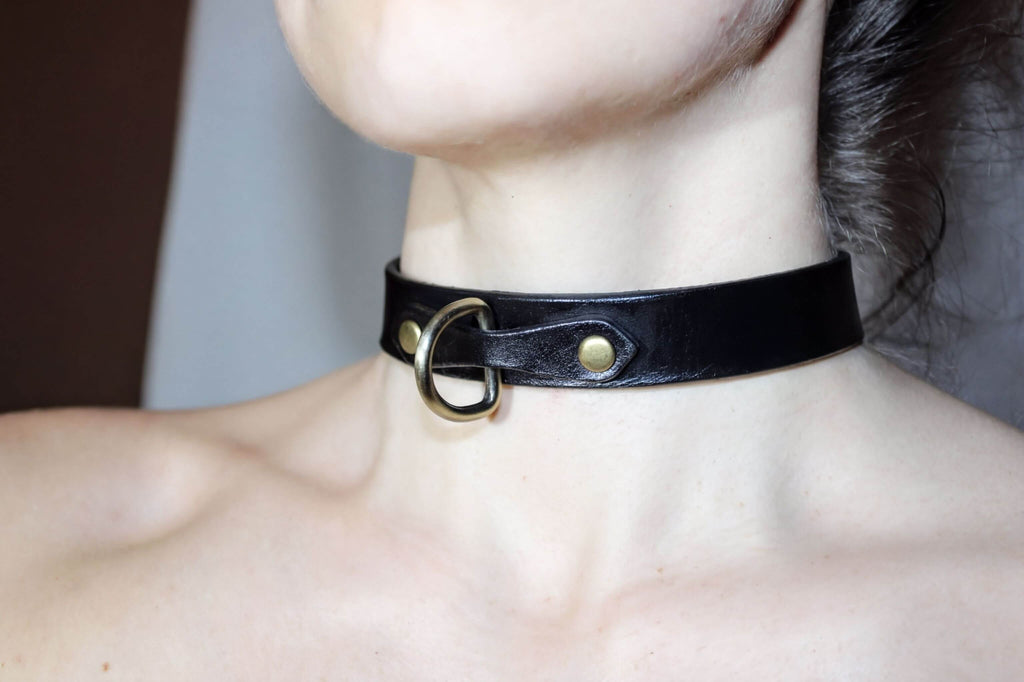 Minimalistische leren halsband met D-ringen
