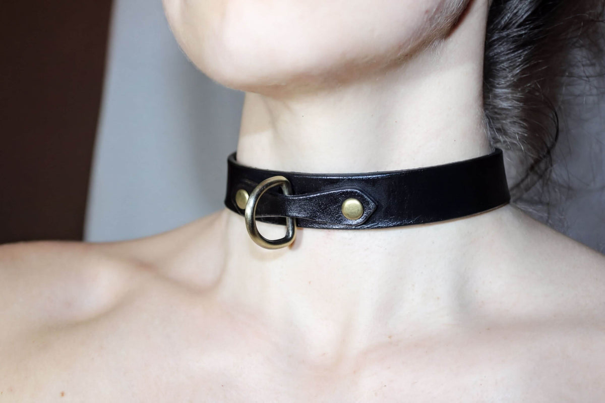 Minimalistische leren halsband met D-ringen