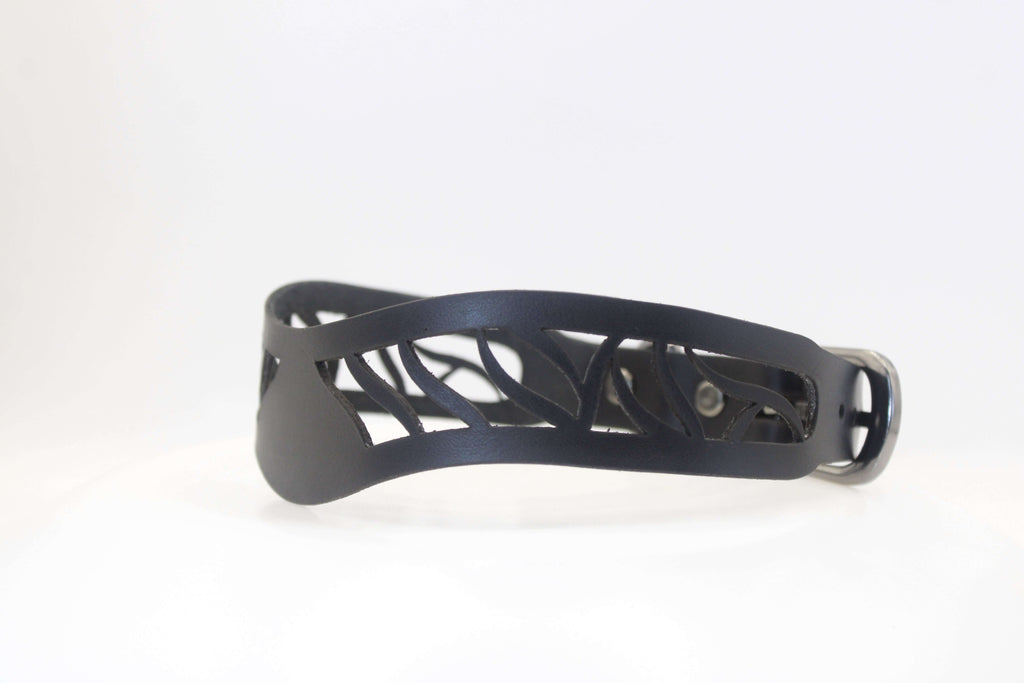 Leren halsband met opengewerkt patroon