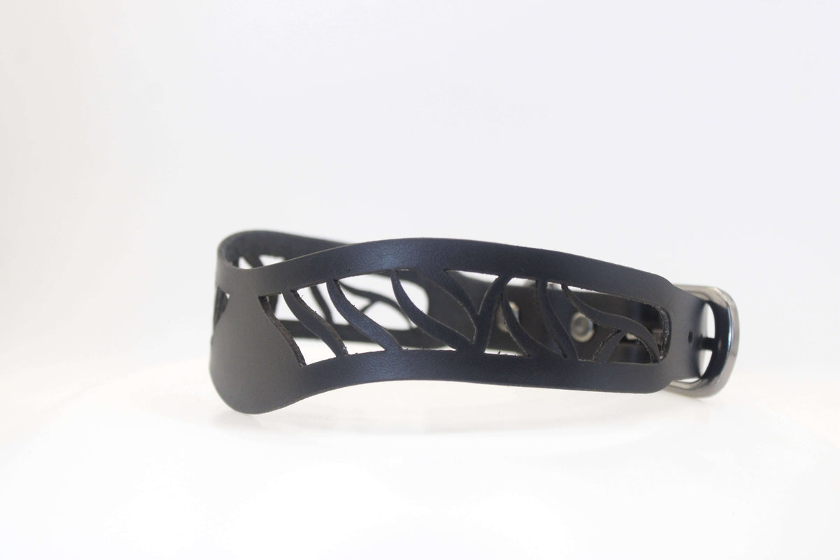 Leren halsband met opengewerkt patroon